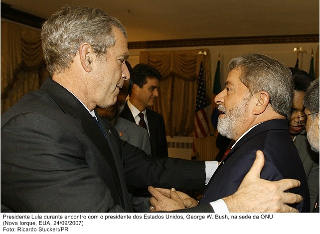 Presidente Lula durante encontro com o presidente dos EUA, George W. Bush, na sede da ONU.