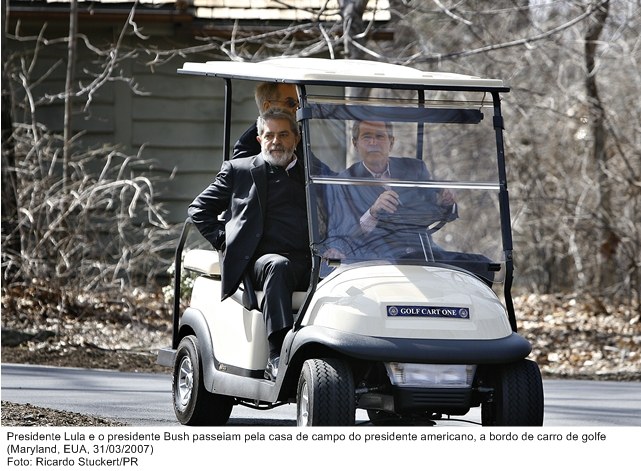 Presidente Lula e o presidente Bush passeiam pela casa de campo do presidente americano.