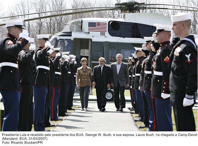 Presidente Lula é recebido pelo presidente dos EUA, George W.Bush e sua esposa Laura Bush, na chegada a Camp David.