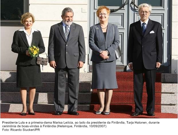 Presidente Lula e a primeira-dama, Marisa Letícia, ao lado da presidente da Finlândia, Tarja Halonen, durante cerimônia de boas-vindas.