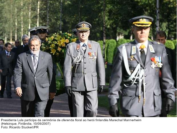 Presidente Lula participa de cerimônia floral ao herói finlândes, Marechal Mannerheim.