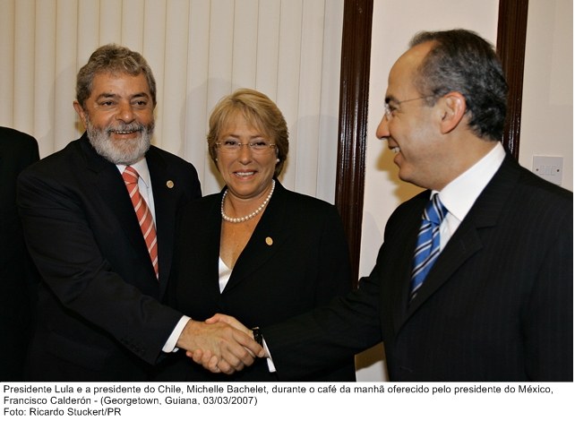Presidente Lula e a presidente do Chile, Michelle Bachelet, durante café da manhã oferecido pelo presidente do México, Francisco Calderón.