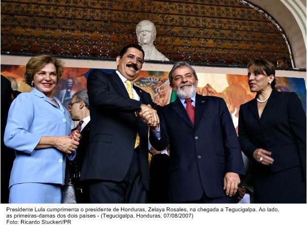 Presidente Lula cumprimenta o presidente de Honduras, Zelaya Gonzales, na chegada a Tegucigalpa.