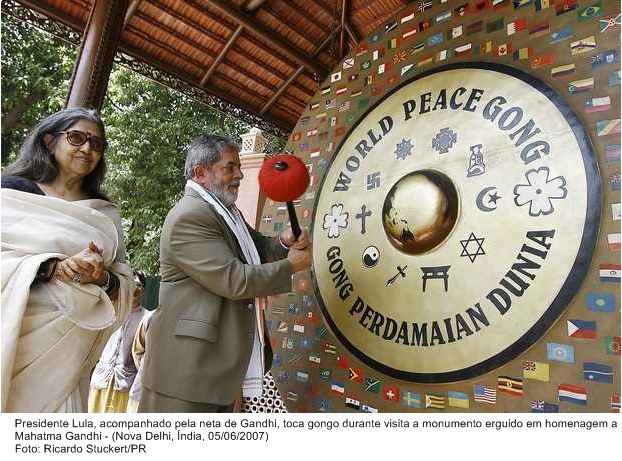 Presidente Lula, acompanhado da neta de Ghandi, toca gongo durante visita ao monumento erguido em homenagem a Mahatma Ghandi.