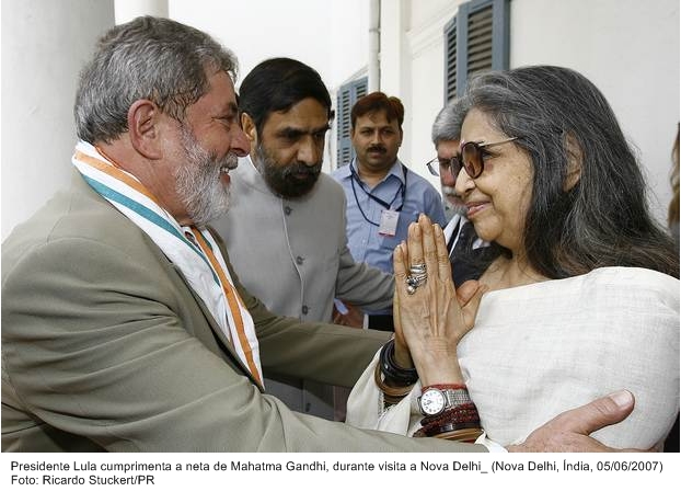 Presidente Lula cumprimenta a neta de Gandhi, durante visita a Nova-Delhi.