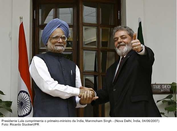 Presidente Lula cumprimenta o primeiro-ministro da Índia, Manmohan Singh.
