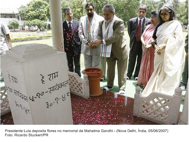 Presidente Lula deposita flores no Memorial  de Mahatma Ghandi.