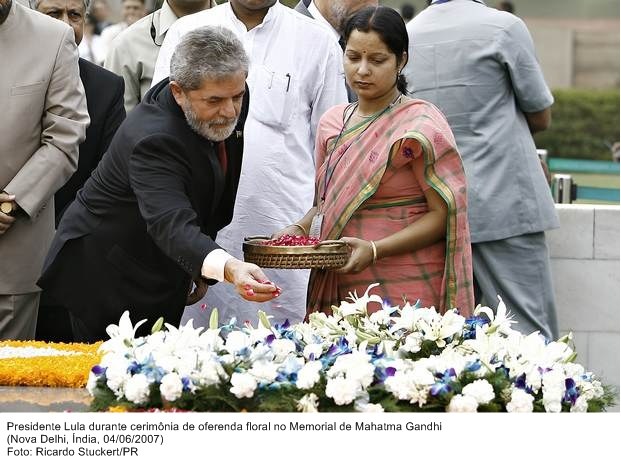 Presidente Lula durante cerimônia de oferenda floral no Memorial de Mahatma Gandhi.