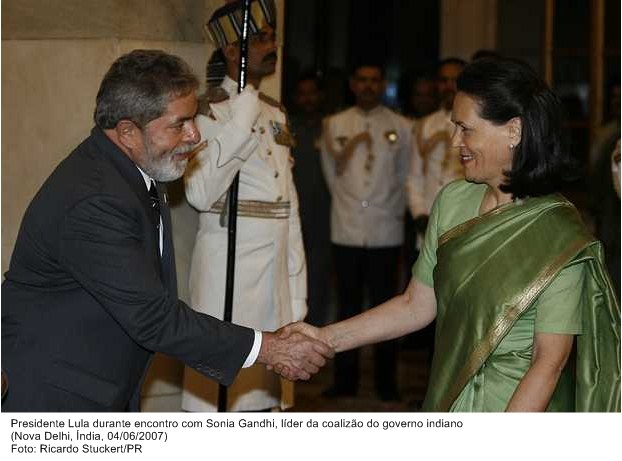 Presidente Lula durante encontro com Sônia Ghandi, líder da coalizão do governo indiano.