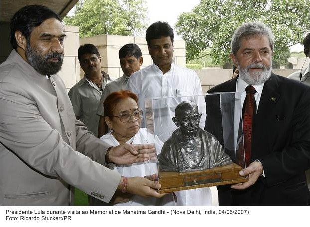 Presidente Lula durante visita ao memorial de Mahatma Gandhi.
