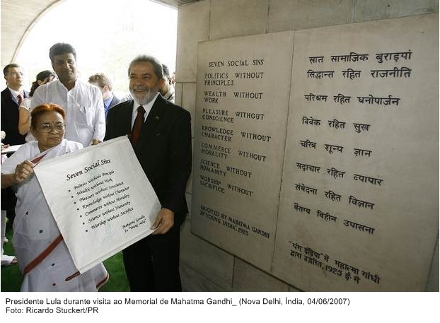 Presidente Lula durante visita ao memorial Mahatma Ghandi.