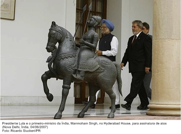 Presidente Lula e o primeiro-ministro da Índia, Manmohan Singh, no Hyderabad House, para assinatura de atos.