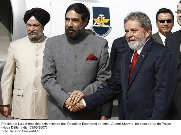 Presidente Lula é recebido pelo ministro das Relações Exteriores da Índia, Anand Sharma, na base aérea de Palam.