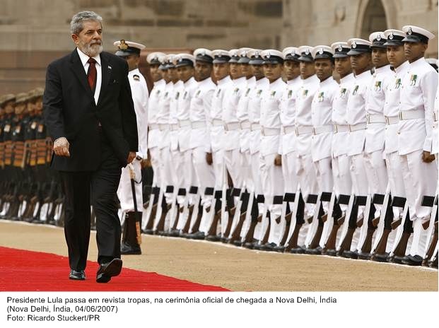 Presidente Lula passa em revista tropas na cerimônia oficial de chegada a Nova Delhi, Índia.