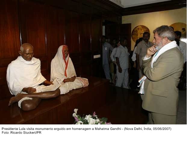 Presidente Lula visita monumento erguido em homenagem a Mahatma Ghandi.