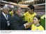 Presidente Lula abraça o jogador Kaká antes do início da partida entre as seleções do Brasil e da Inglaterra.