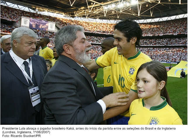 Presidente Lula abraça o jogador Kaká antes do início da partida entre as seleções do Brasil e da Inglaterra.