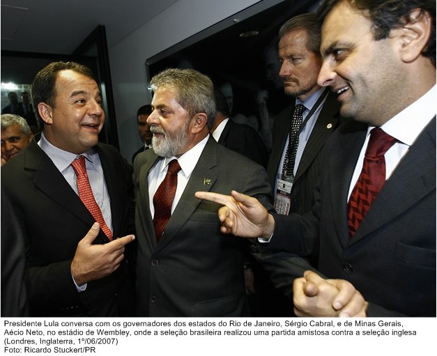 Presidente Lula conversa com os governadores Sérgio Cabral e Aécio Neves , no estádio de Wembley.