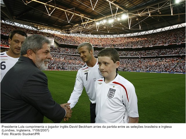 Presidente Lula cumprimenta o jogador inglês David Beckham antes da partida entre as seleções brasileira e ingleza.