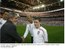 Presidente Lula cumprimenta o jogador inglês David Beckham antes da partida entre as seleções brasileira e ingleza.