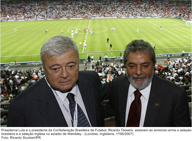 Presidente Lula e o presidente da Confederação Brasileira de Futebol, Ricardo Teixeira, assistem ao amistoso entre a seleção brasileira e Inglesa.