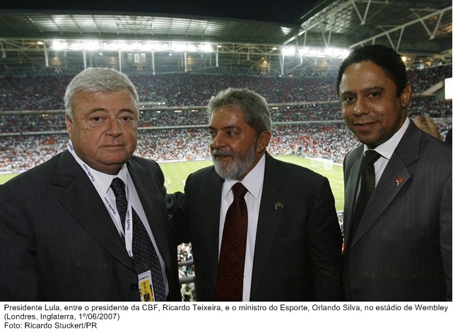 Presidente Lula, entre o presidente da CBF, Ricardo Teixeira, e o ministro do Esporte, Orlando Silva, no estádio de Wembley.