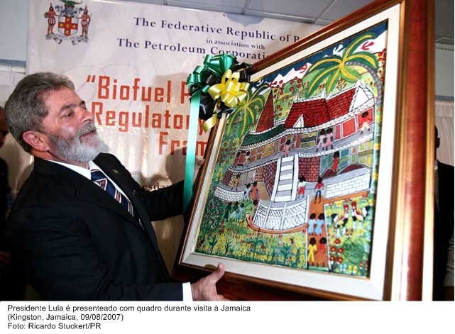 Presidente Lula é presenteado com quadro durante visita à Jamaica.
