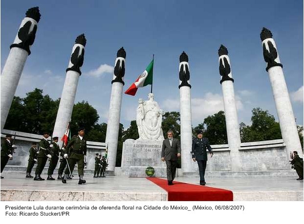 Presidente Lula durante cerimônia de oferenda floral na cidade do México.
