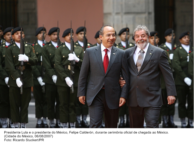 Presidente Lula e o presidente do México, Felipe Calderón durante cerimônia oficial de chegada ao México.