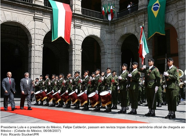 Presidente Lula e o presidente do México, Felipe Calderón, passam em revista as tropas durante cerimônia oficial ao México.