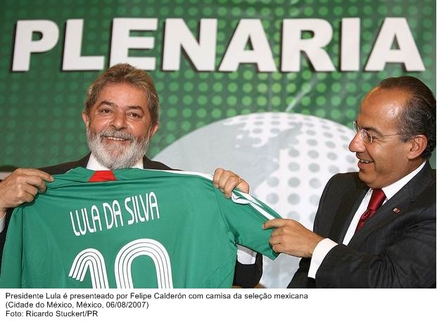 Presidente Lula é presenteado pelo presidente Felipe Calderón, com a camisa da seleção mexicana.