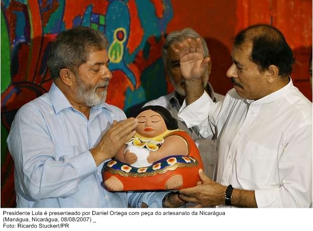 Presidente Lula é presenteado pelo presidente  Daniel Ortega com peça de artesanato do Nicarágua.