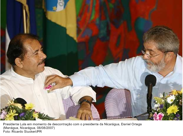Presidente Lula em momento de descontração com o presidente da Nicarágua, Daniel Ortega.