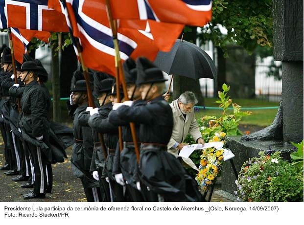 Presidente Lula participa de cerimônia de oferenda floral no Castelo de Akershus.