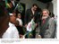 Presidente Lula e o presidente do Panamá, Martín Torrjos, são recebidos por estudantes na entrada do Palácio das Garças.