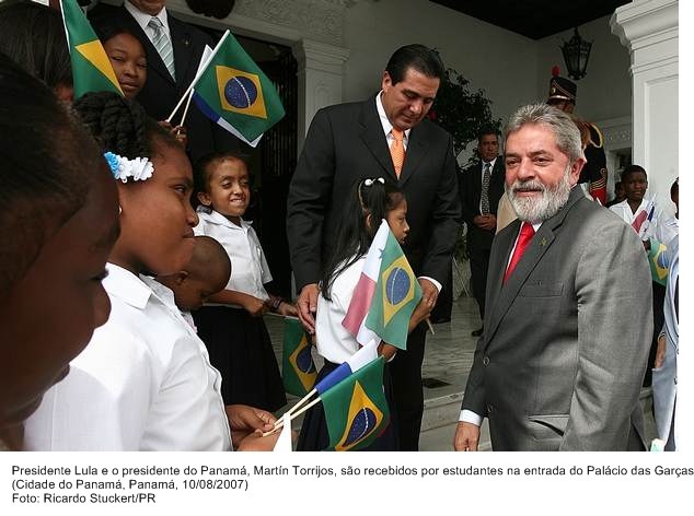 Presidente Lula e o presidente do Panamá, Martín Torrjos, são recebidos por estudantes na entrada do Palácio das Garças.