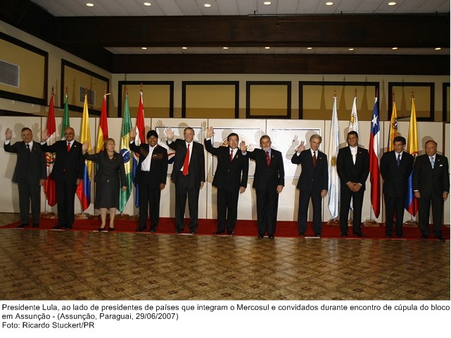 Presidente Lula ao lado os presidentes de Estado que integram o Mercosul e convidados durante encontro de Cúpula do  Bloco de Assunção.