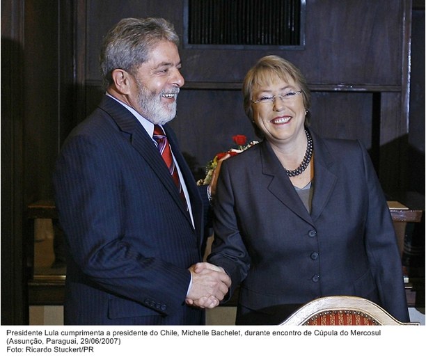Presidente Lula cumprimenta a presidente do Chile, Michelle Bachelet, durante encontro de Cúpula do Mercosul.
