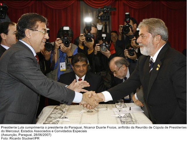 Presidente Lula cumprimenta o presidente do Paraguai, Nicanor Duarte Frutos, anfitrião da Reunião de Cúpula de Presidentes do Mercosul, Estados Associados e Convidados Especiais. 