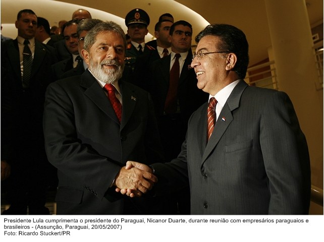 Presidente Lula cumprimenta o presidente do Paraguia, Nicanor Duarte, durante reunião com empresários paraguaios e brasileiros.