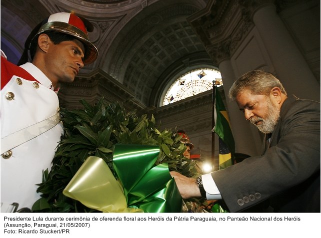 Presidente Lula durante cerimônia de oferenda floral aos heróis da pátria Paraguaia, no Panteão Nacional dos Heróis.