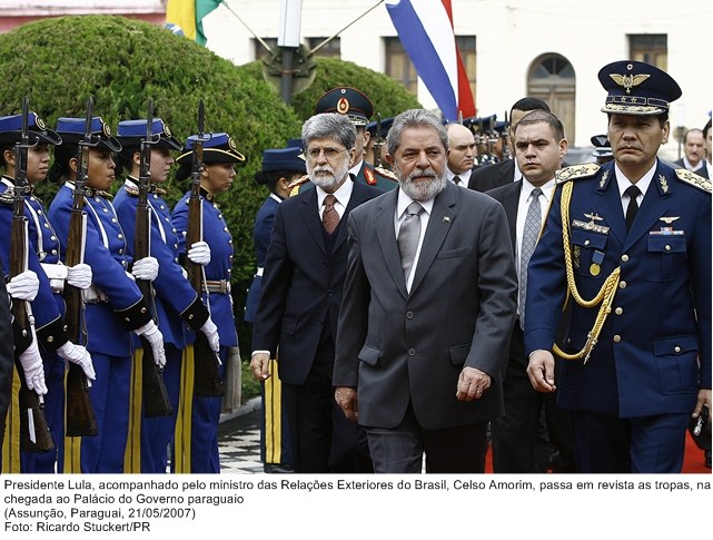 Presidente Lula e o ministro Celso Amorim passam em revista as tropas, na chegada ao Palácio de Governo do Paraguaio.