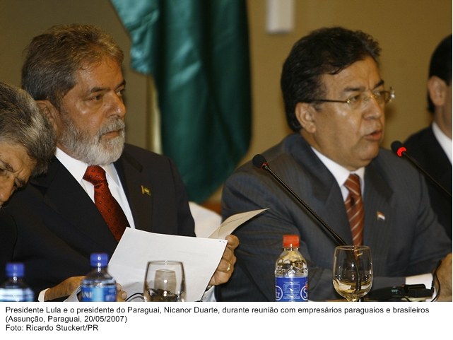 Presidente Lula e o presidente do Paraguai, Nicanor Duarte, durante reunião com empresários parguaios e brasileiros.