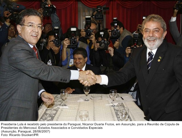 Presidente Lula é recebido pelo presidente do Paraguai, Nicanor Duarte Frutos, para Reunião de Cúpula dos Presidentes do Mercosul.