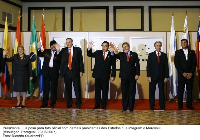 Presidente Lula posa para foto oficial com os demais presidentes dos Estados que integram o Mercosul.