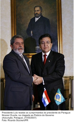 Presidente Lula recebe os cumprimentos do presidente do Paraguai, Nicanor Duarte, na chegada ao Palácio do Governo.