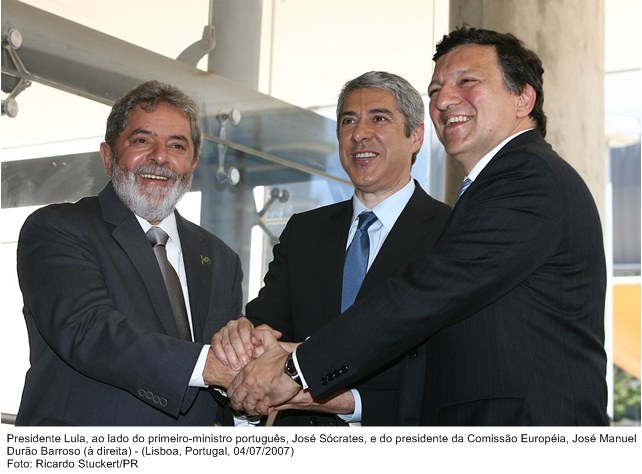 Presidente Lula ao lado do primeiro-ministro português José Sócrates e o presidente da Comissão Européia, José Manuel Durão Barroso.