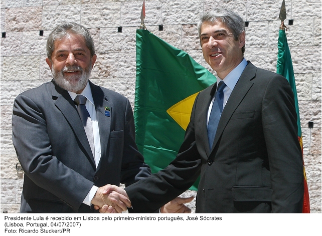 Presidente Lula é recebido em Lisboa, pelo primeiro-ministro português, José Sócrates.