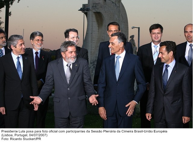 Presidente Lula posa para foto oficial com participantes da Sessão Plenária da Cimeira Empresarial Brasil-União Européia.