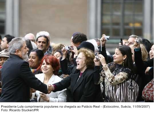 Presidente Lula cumprimenta populares na chegada ao Palácio Real.